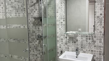Douche, serviettes fournies, shampoing, papier toilette