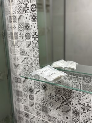 Habitación clásica con 1 cama doble o 2 individuales, balcón | Baño | Ducha, toallas, champú y papel higiénico