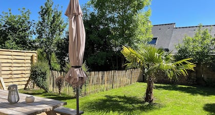 Charm in the heart of the village: house with sunny garden close to the sea