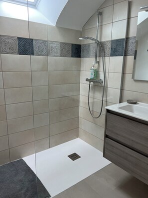 Shower, hair dryer, towels, soap - Charm in the heart of the village: house with sunny garden close to the sea (Arradon)