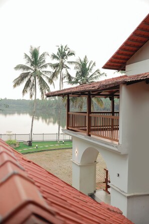 المنطقة المحيطة بالمنشأة