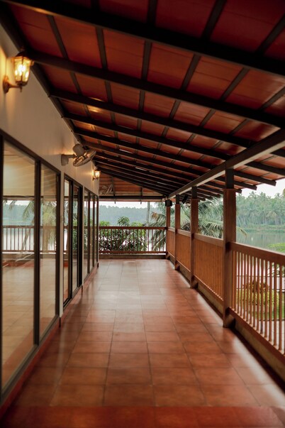 Peaceful Lakeside Retreat – Private 2 Bedroom Pool Villa