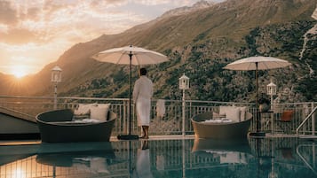 Piscina interna, piscina externa, guarda-sóis, espreguiçadeiras