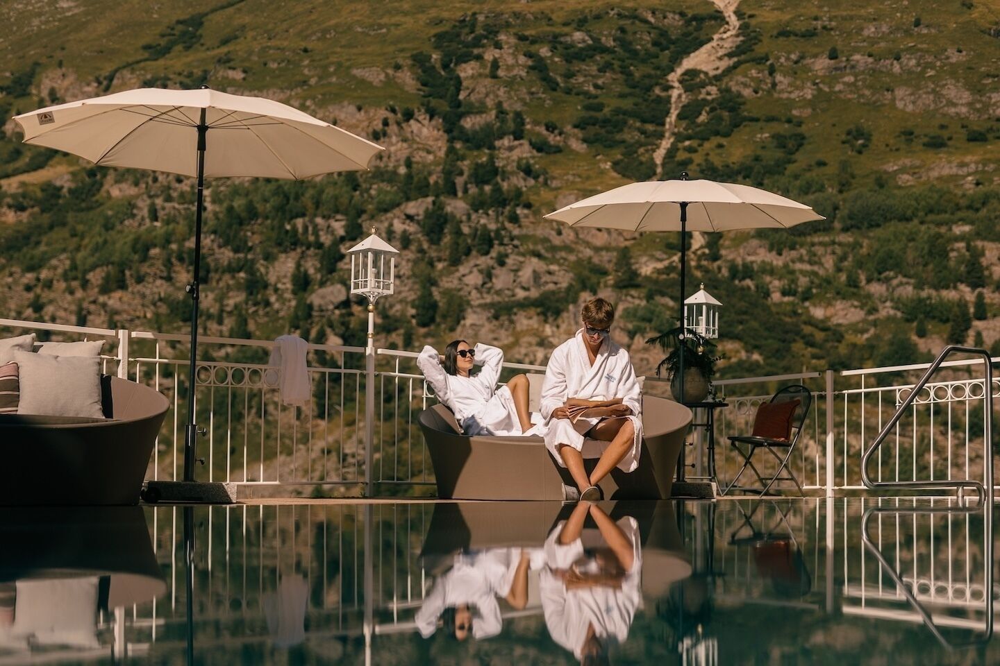 Innenpool, Außenpool, Sonnenschirme, Liegestühle