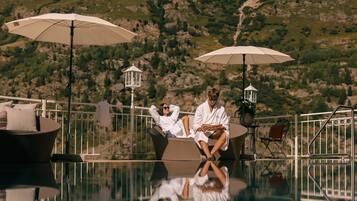 Innenpool, AuĂenpool, Sonnenschirme, LiegestĂŒhle