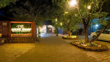 مواقف سيارات مجانية