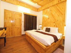 Quarto com painéis de madeira, uma cama, uma cadeira e um guarda-roupa.