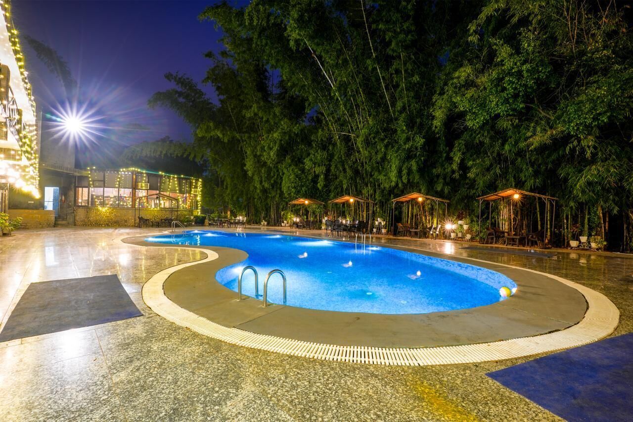 Una piscina al aire libre