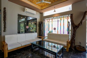 Lobby sitting area - Ashoka Tiger Trail By VistaLux (Ramnagar)
