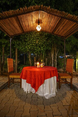 Outdoor dining - Ashoka Tiger Trail By VistaLux (Ramnagar)