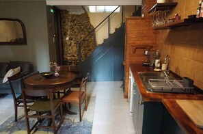 Refrigerador, horno, parrilla de estufa y cafetera y tetera 