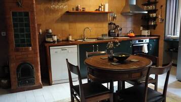 Fridge, oven, stovetop, coffee/tea maker