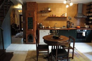 Fridge, oven, stovetop, coffee/tea maker