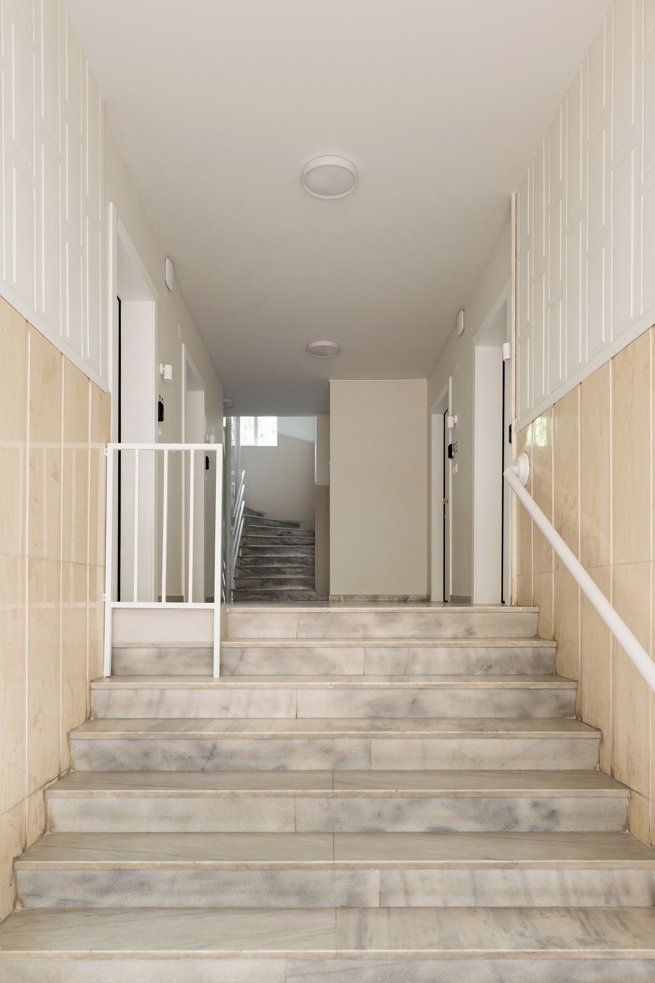 Una escalera de mármol que conduce a un piso superior.