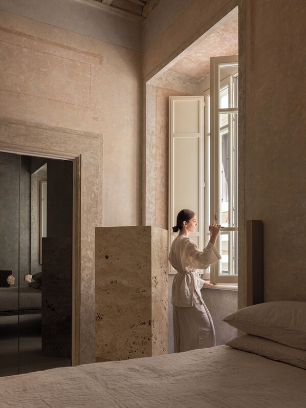 Superior tweepersoonskamer | Een kluis op de kamer, geluiddichte muren, een strijkplank/strijkijzer