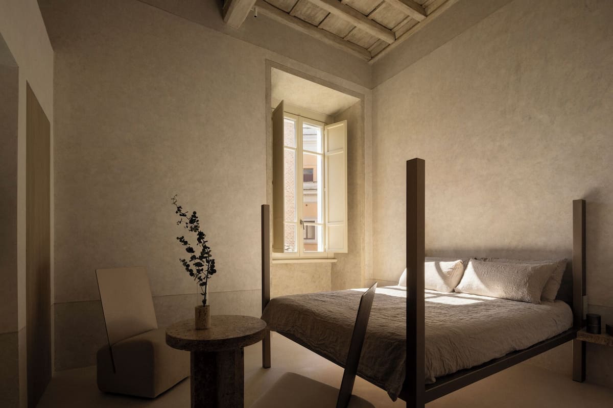Suite, Balcony | In-room safe, soundproofing, iron/ironing board, cribs/infant beds