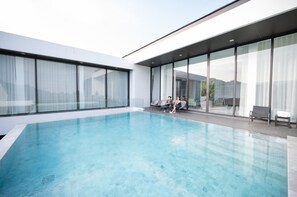 Hồ bơi ngoài trời