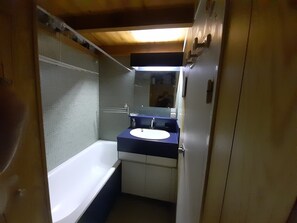 Hiustenkuivaaja, saippua, vessapaperi