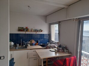 Fridge, microwave, stovetop, cookware/dishes/utensils - Bright studio in the village of Jourdain, northeast of Paris. (paris)