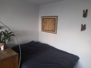 1 bedroom, bed sheets