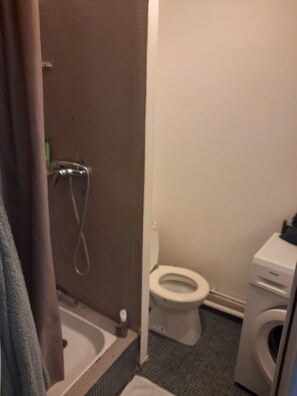 Towels, soap, toilet paper - Bright studio in the village of Jourdain, northeast of Paris. (paris)