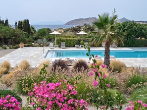 Outdoor pool - Deluxe modern Cycladic home, near the picturesque village of Ampelas, Paros (Paros)