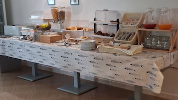 Petit déjeuner buffet (5 EUR par personne)