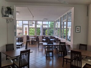 Petit déjeuner buffet (5 EUR par personne)