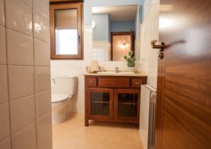 Sèche-cheveux, serviettes fournies