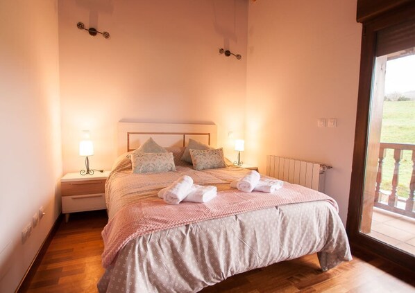 3 bedrooms, iron/ironing board, WiFi, bed sheets