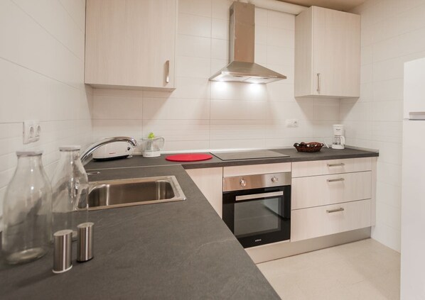 Réfrigérateur, micro-ondes, four, plaque de cuisson