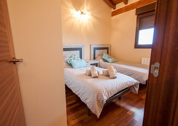 3 habitaciones, tabla de planchar con plancha, wifi y ropa de cama 