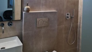 Hårføner, håndklær og toalettpapir
