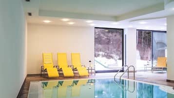 Piscine couverte, accÚs possible de 06 h 00 à 22 h 00, chaises longues