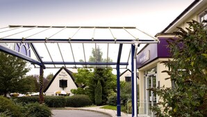 A covered walkway leading to a building with a sign reading 'The Beagle.' - Premier Inn Ipswich - Chantry Park (Ipswich)