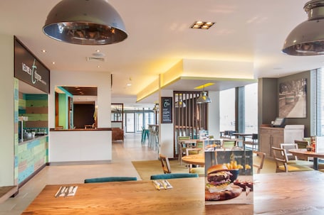 Restaurant. Premier Inn Luton Town Centre