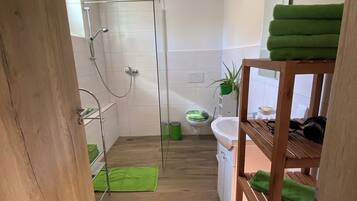 Dusche, umweltfreundliche Kosmetikartikel, Haartrockner, Handtücher