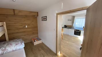 1 Schlafzimmer, Reisekinderbett, Bettwäsche