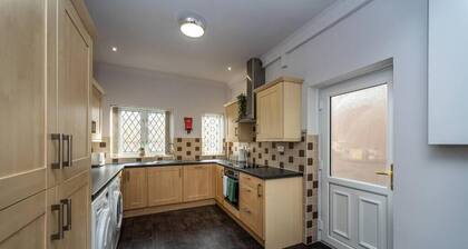 5 Bedrooms, Off Road Parking, Courtyard