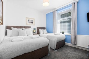 4 bedrooms, iron/ironing board, free WiFi - 3 Triple Rooms • Parking • Smart TVs • Work Stays (Morriston)