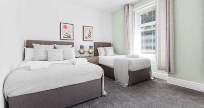 3 Triple Rooms âą Parking âą Smart TVs âą Work Stays