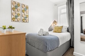 3 chambres, fer et planche à repasser, lit de bébé portatif