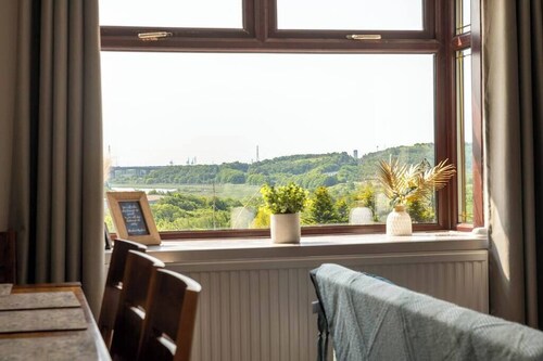 Parking • Garden • Views • M4 Work Stay