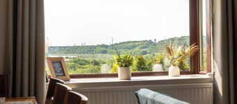 Parking • Garden • Views • M4 Work Stay