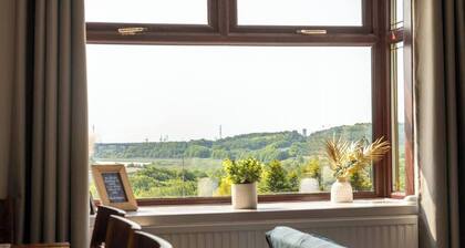 Parking • Garden • Views • M4 Work Stay