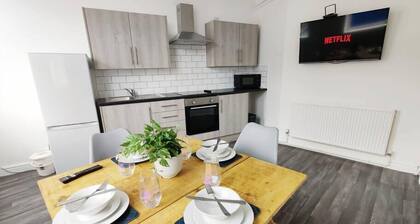2 Bed Apt, Fully Equipped kitchen, Parking