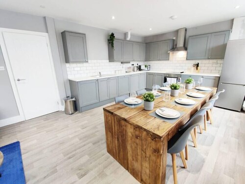 Contractor Base • 3 Rooms • Smart TVs