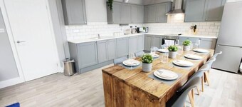 Contractor Base • 3 Rooms • Smart TVs