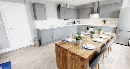 Contractor Base • 3 Rooms • Smart TVs