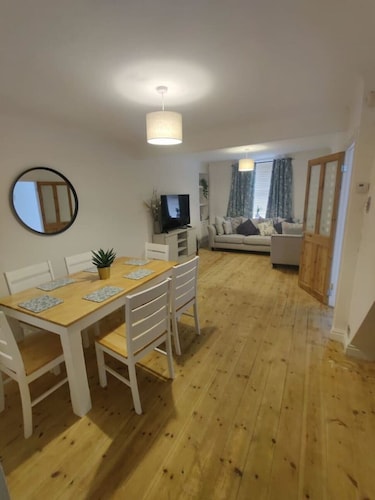 3 Bed • Parking • Smart TV`s • Great for Work